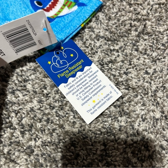 Nickelodeon Baby Shark Pinkfong 12 M Winter Christmas Long Sleeve Top Only - Picture 3 of 9